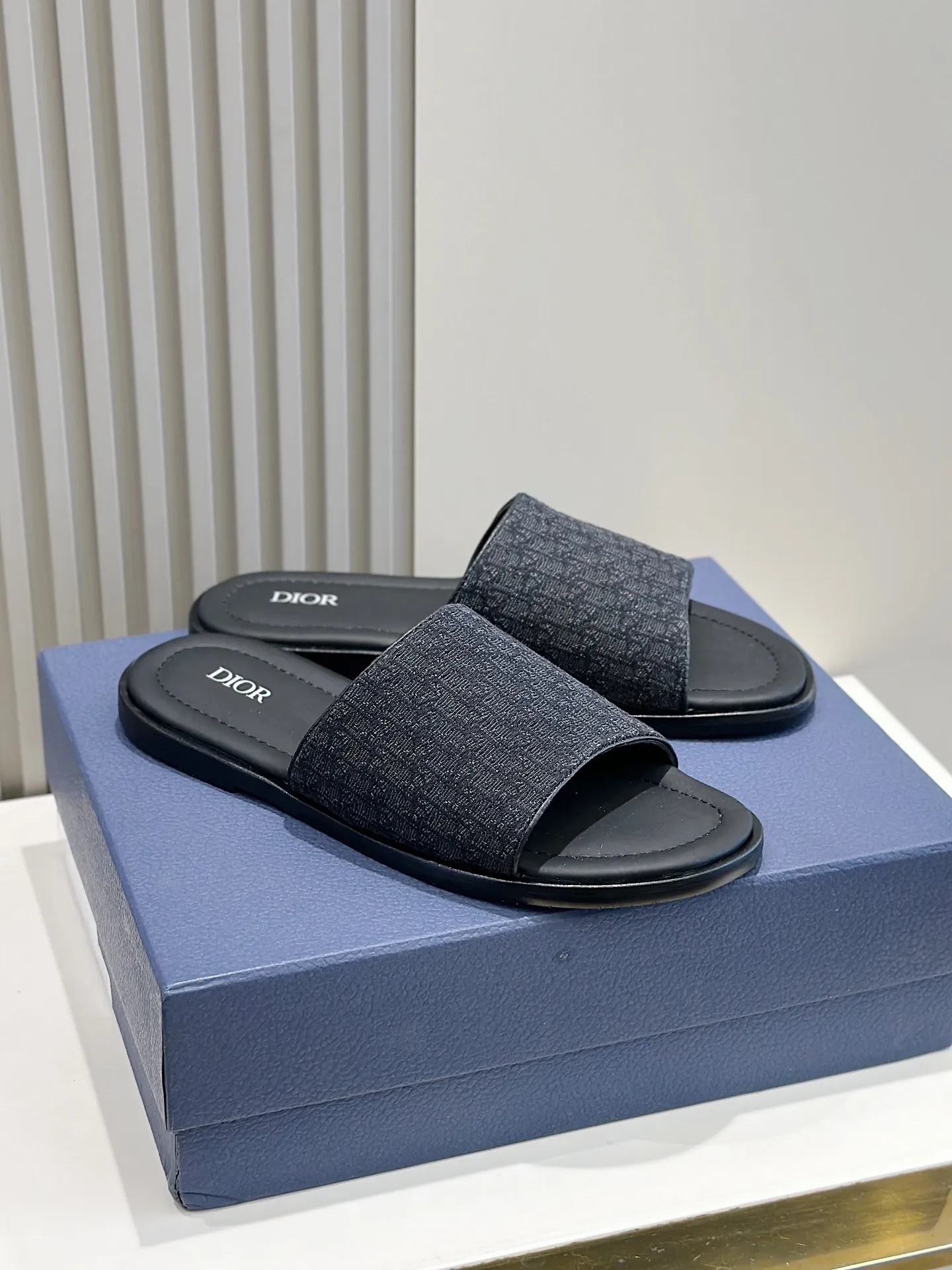 P320 Dior Alias ​​Men's Genuine Leather Slippers This Alias ​​sandal is new for summer, showing casual and elegant style. Carefully crafted from grained cow leather and Oblique printed fabric, with cowhide lining! Cross strap design. The imported cowhide leather and rubber sole adds sophistication and comfort, while Oblique print-effect anti-slip panels add style. Size: 39-44 (customized at 38.45)